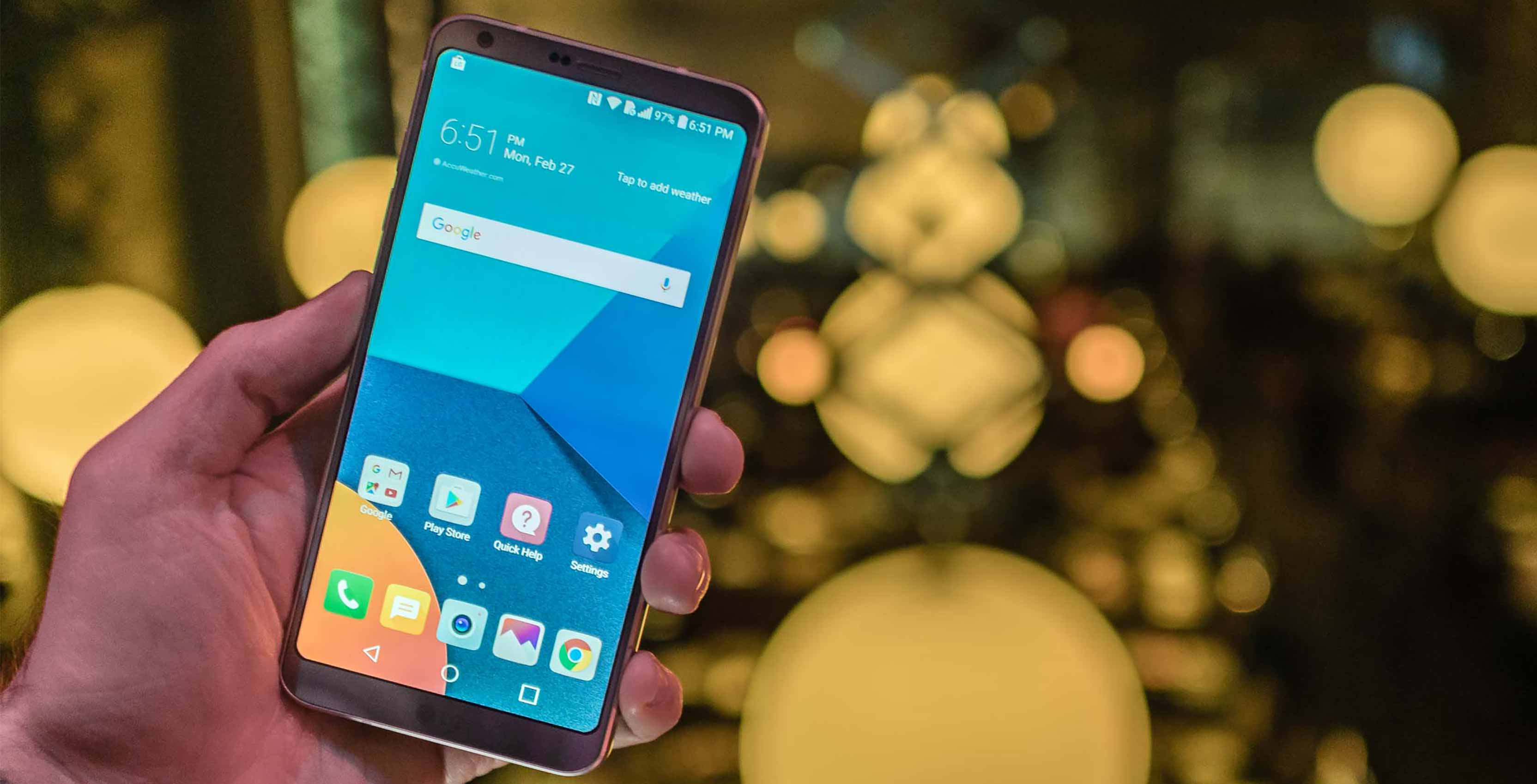 LG G6 in hand
