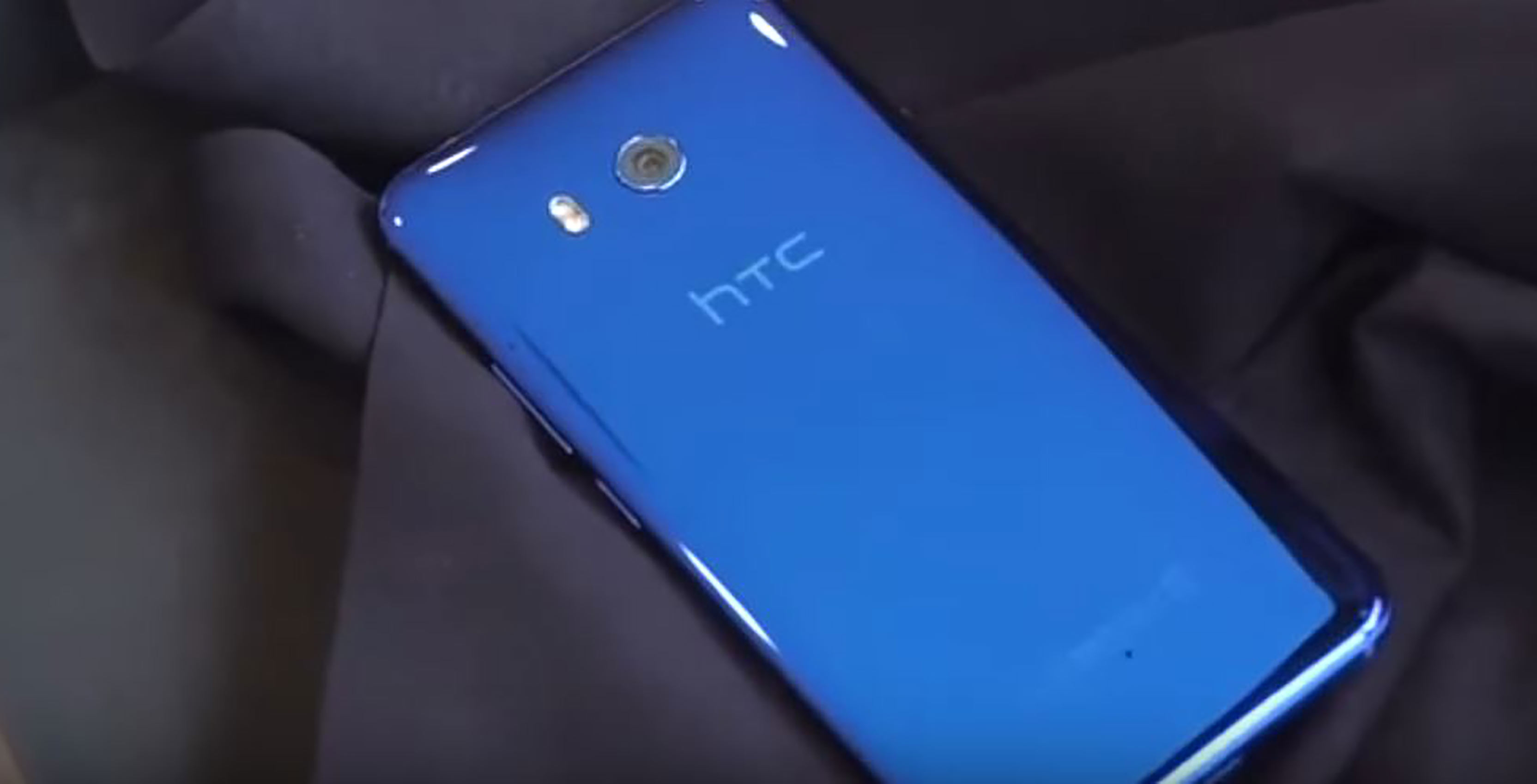 HTC U11's rear