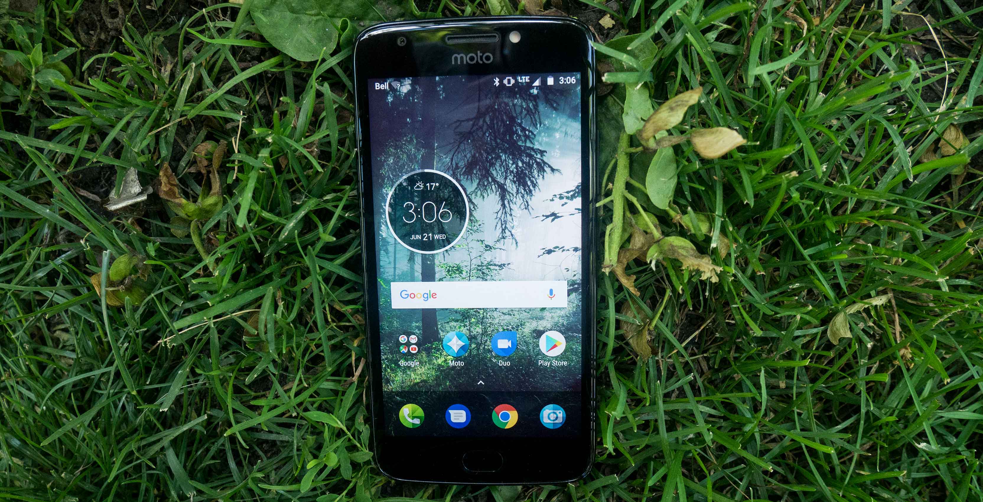 Moto E4 in grass