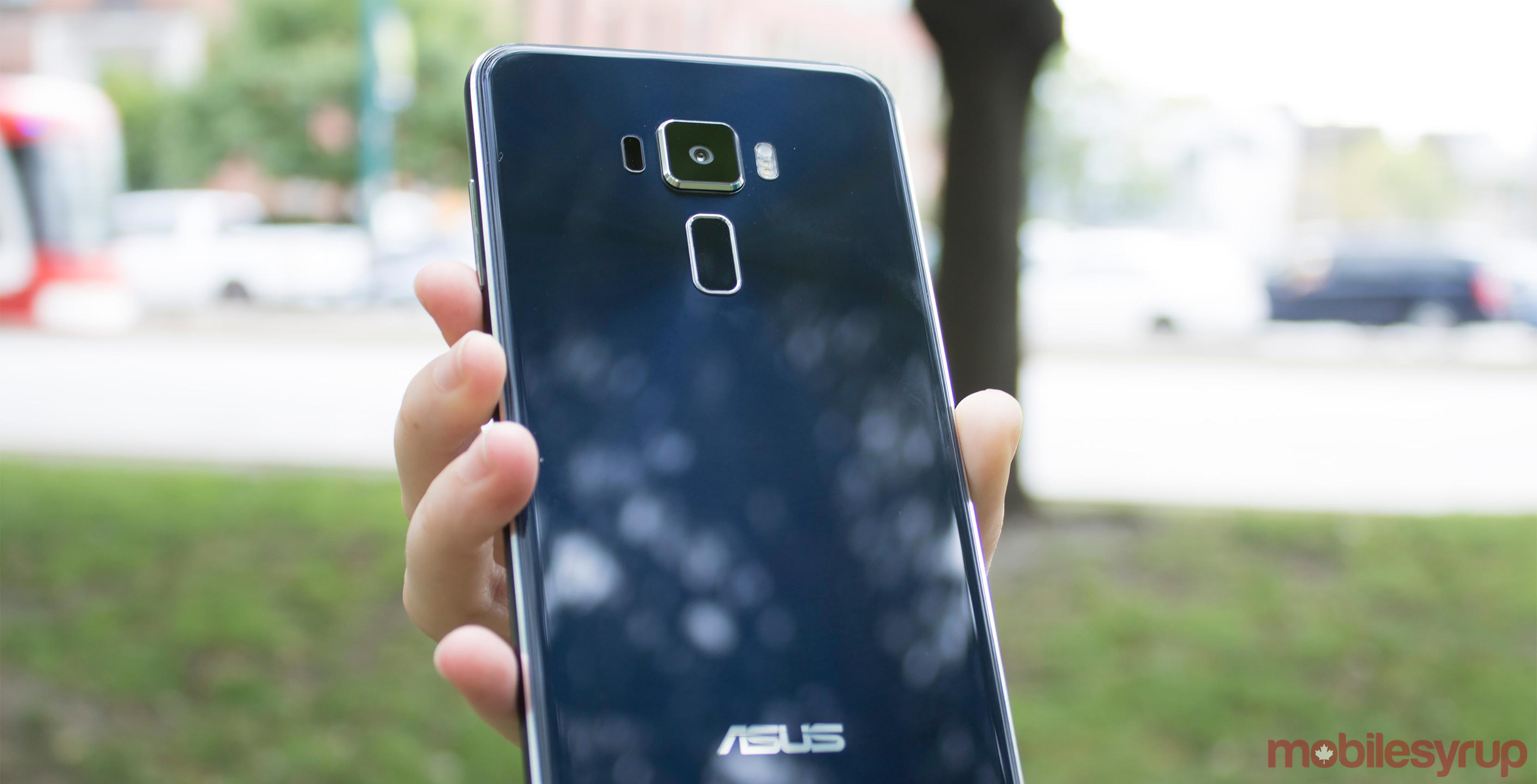 Asus ZenFone 3 in hand
