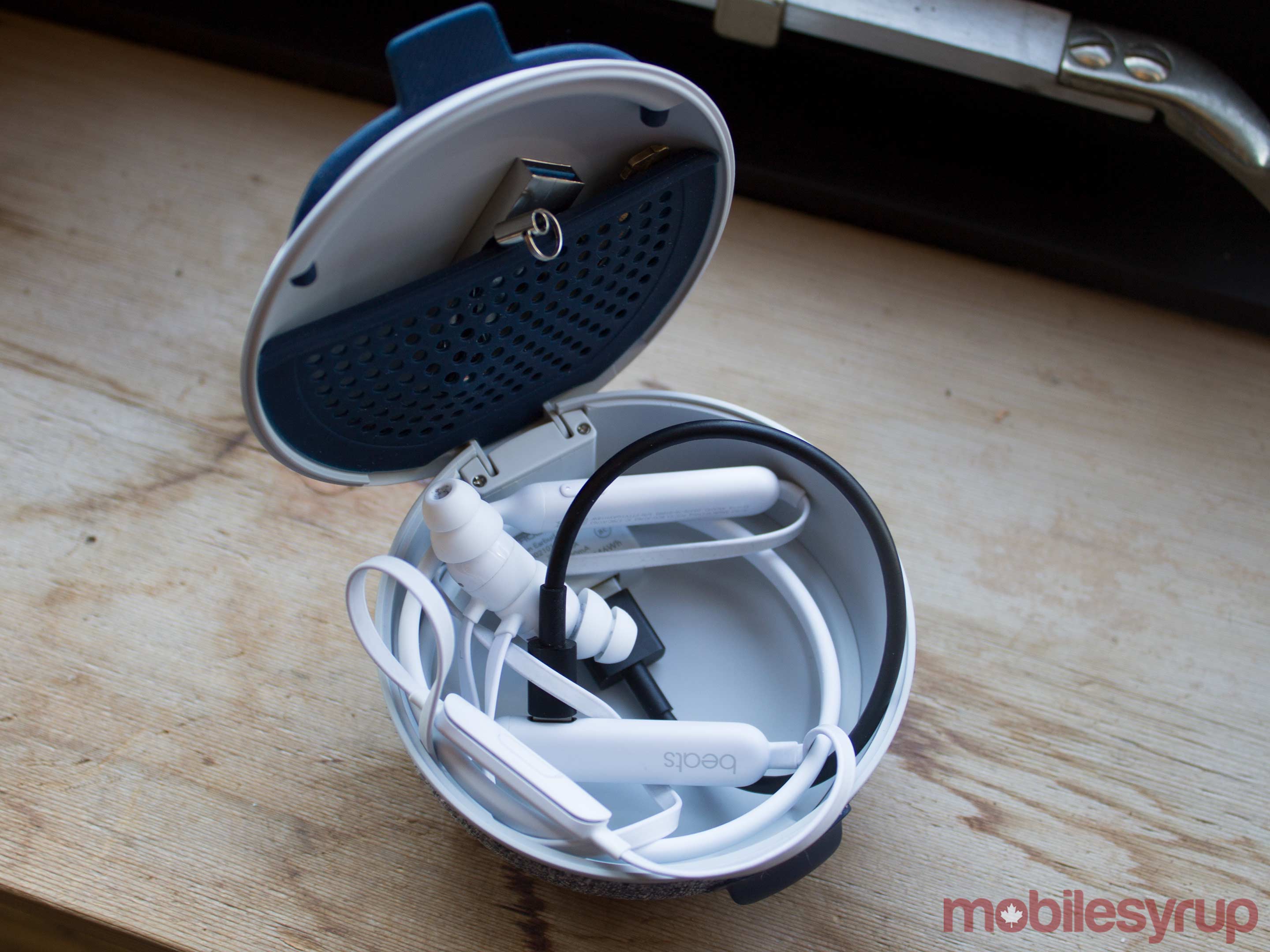 Cocoon neckbud charger