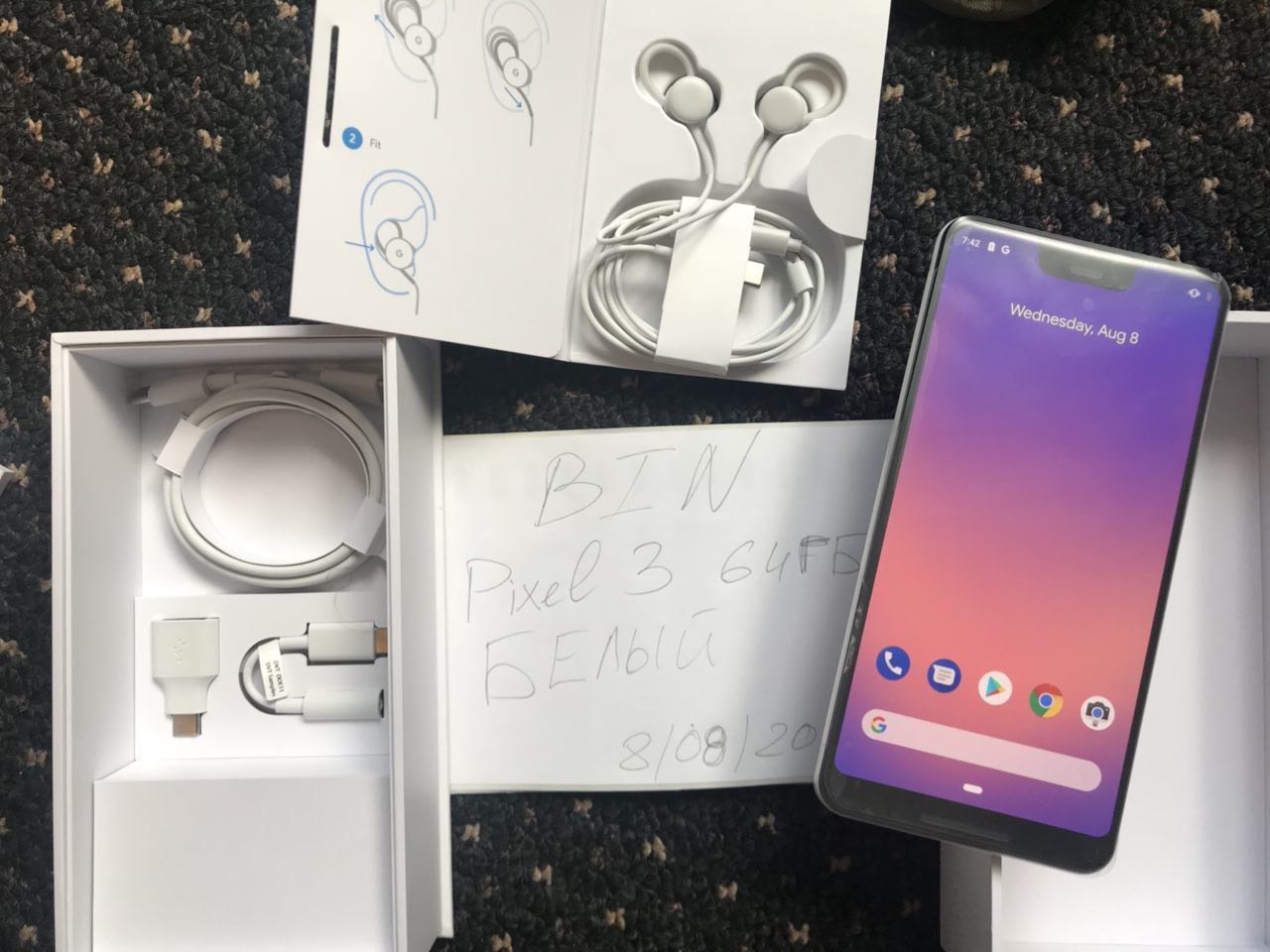 The box clearly includes a pair of USB-C headphones