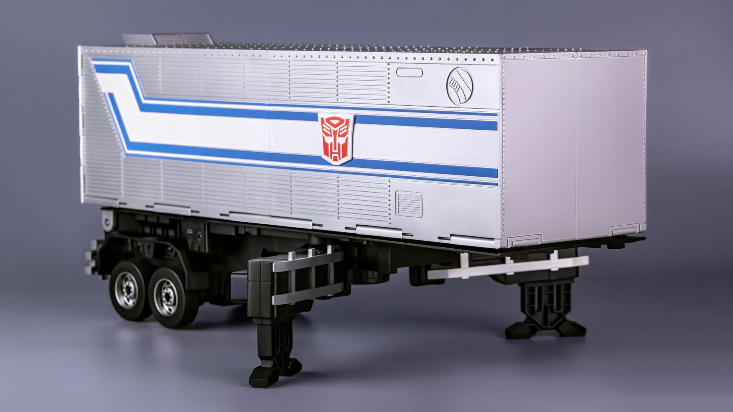 Hasbro and Robosen announce premium self-transforming Optimus Prime ...