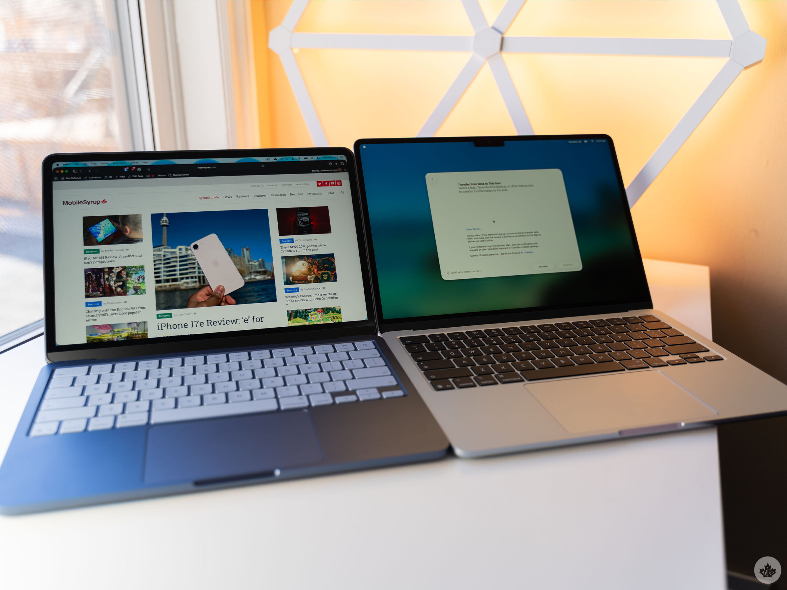 MacBook Neo (left) and Air (right).